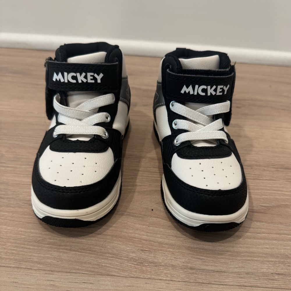 Disney Black and White Mickey Label - Picture 1 of 6
